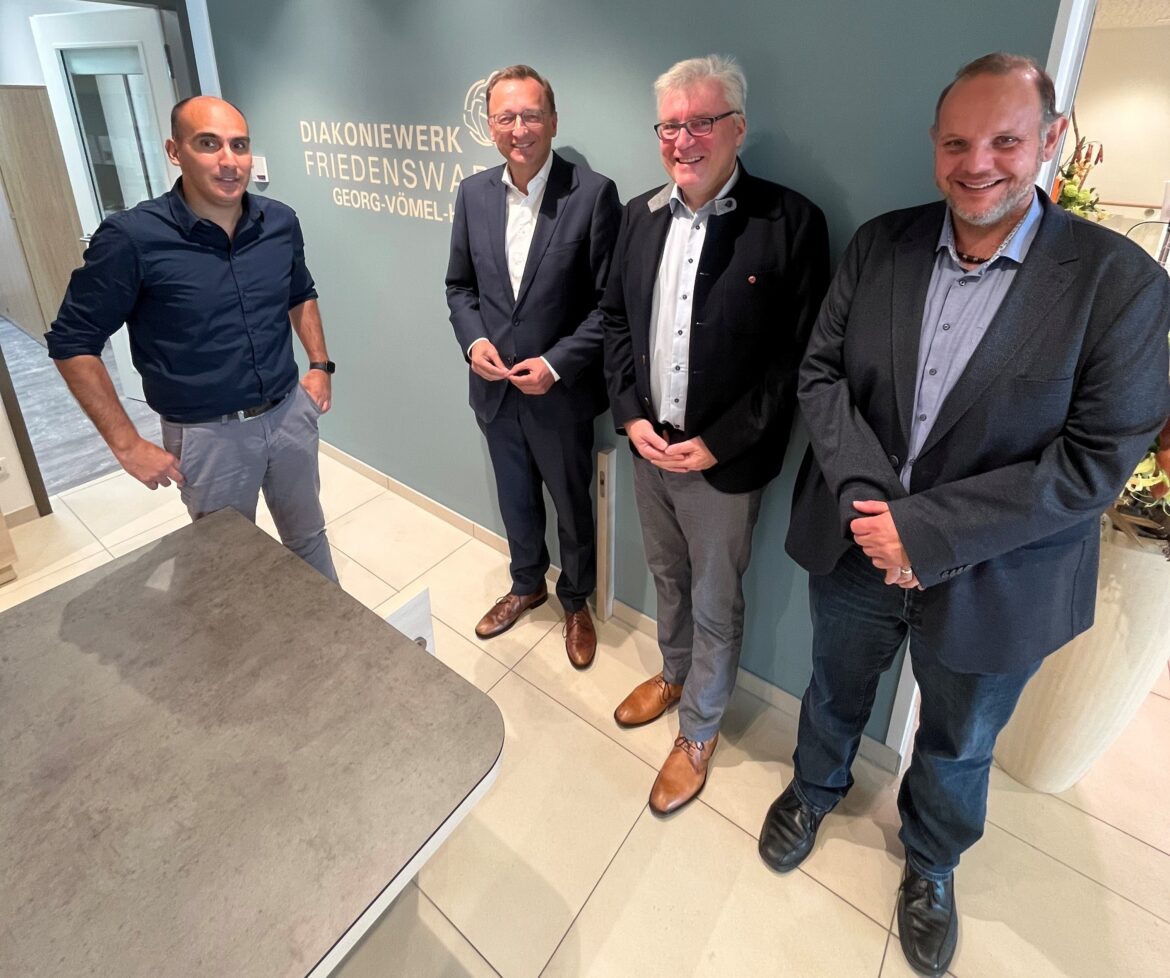 Auf dem Bild ist der Bundetagsabgeordnete Josef Oster (CDU) beim Besuch des neuen Georg-Vömel-Hauses , einer Pflegeeinrichtung, in Bad Ems zu sehen. Neben im stehen Vertreter der Einrichtung.